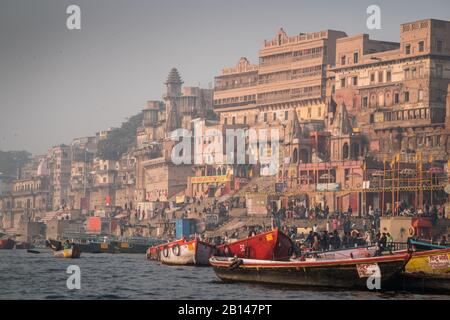 Pèlerins dans le bateau, le fleuve Ganga, Varanasi, Inde, Asie Banque D'Images