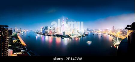 Horizon de Shanghai avec tour de Shanghai, Shanghai World Financial Center, Pudong Oriental Pearl Tower et huangpu rivière pendant l'heure bleue, panorama avec silhouette d'un touriste, lujiazui, pudong, shanghai, chine, asie. Banque D'Images