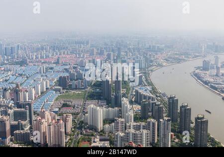 Vue sur les gratte-ciel de Shanghai, clos à smog, Lujiazui, Pudong, Shanghai, Chine, Asie. Banque D'Images