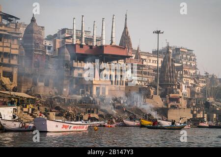 Funérailles traditionnelles sur les rives du Gange, Varanasi, Inde, Asie Banque D'Images