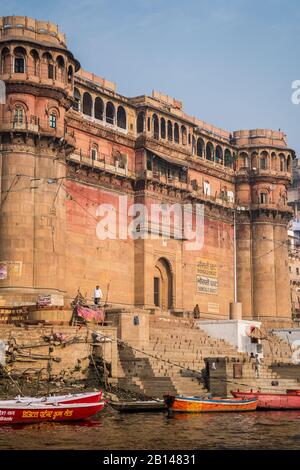 Architecture sur la rive du Ganga, Varanasi, Inde, Asie Banque D'Images
