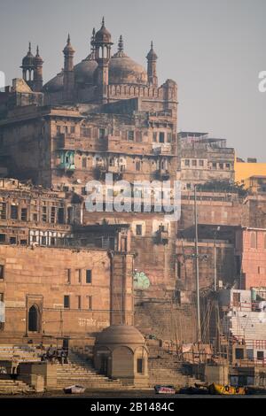 Architecture sur la rive du Ganga, Varanasi, Inde, Asie Banque D'Images