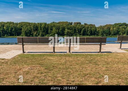 Bancs avec vue sur le lac Baldeney, Essen, Rhénanie-du-Nord-Westfalia, Allemagne Banque D'Images