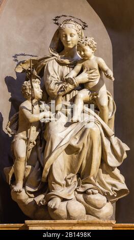 PARME, ITALIE - 15 AVRIL 2018 : statue sculptée de Madonna avec l'enfant et de Saint Jean-Baptiste dans l'église Chiesa di San Giovanni Evangelista. Banque D'Images