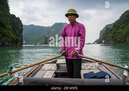 Excursion en bateau dans les villages flottants (n Halong Bay, Vietnam Banque D'Images