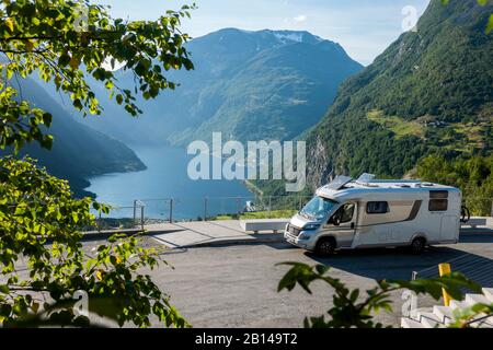 Mobile home, parking, Geiranger fjord Norvège Banque D'Images