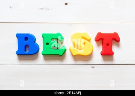 Bloc de lettres en mot meilleur sur fond de bois blanc Banque D'Images