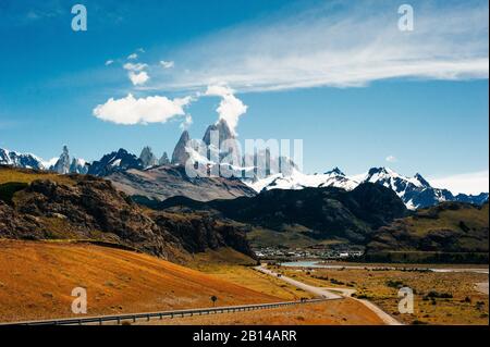 Une route menant aux pics enneigés de Mt. Fitzroy, El Chalten, Argentine Banque D'Images