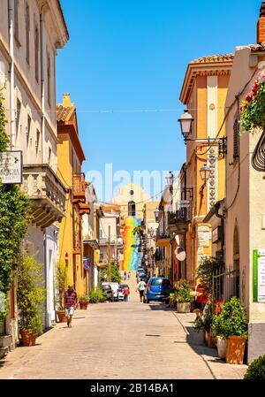 Arzachena, Sardaigne / Italie - 2019/07/19: Escaliers de Sainte-Lucie menant à l'Église de Sainte-Lucie - Chiesa di Santa Lucia - dans la rue Corso Garibaldi Banque D'Images