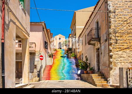 Arzachena, Sardaigne / Italie - 2019/07/19: Escaliers de Sainte-Lucie menant à l'Église de Sainte-Lucie - Chiesa di Santa Lucia - dans la rue Corso Garibaldi Banque D'Images