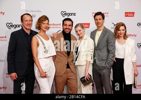 Berlin, Allemagne. 22 février 2020. 70ème Berlinale, Medienboard Party: Wotan Wilke Möhring (l-r), Jessica Schwarz, Elyas m'Barek, Jella Haase, Florian David Fitz et Karoline Herfurth au Medienboard Party de l'Hôtel The Ritz-Carlton le Festival International du Film a lieu du 20.02 au 01.03.2020. Crédit: Gerald Matzka/dpa-Zentralbild/ZB/dpa/Alay Live News Banque D'Images