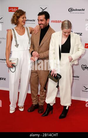 Berlin, Allemagne. 22 février 2020. 70ème Berlinale, Medienboard Party: Jessica Schwarz (l-r), Elyas m'Barek et Jella Haase à la Medienboard Party de l'Hôtel The Ritz-Carlton. Le Festival International du Film a lieu du 20.02 au 01.03.2020. Crédit: Gerald Matzka/dpa-Zentralbild/ZB/dpa/Alay Live News Banque D'Images