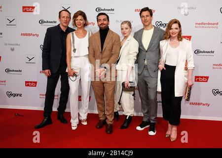 Berlin, Allemagne. 22 février 2020. 70ème Berlinale, Medienboard Party: Wotan Wilke Möhring (l-r), Jessica Schwarz, Elyas m'Barek, Jella Haase, Florian David Fitz et Karoline Herfurth au Medienboard Party de l'Hôtel The Ritz-Carlton le Festival International du Film a lieu du 20.02 au 01.03.2020. Crédit: Gerald Matzka/dpa-Zentralbild/ZB/dpa/Alay Live News Banque D'Images