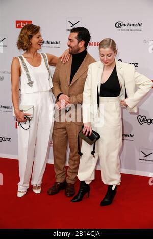 Berlin, Allemagne. 22 février 2020. 70ème Berlinale, Medienboard Party: Jessica Schwarz (l-r), Elyas m'Barek et Jella Haase à la Medienboard Party de l'Hôtel The Ritz-Carlton. Le Festival International du Film a lieu du 20.02 au 01.03.2020. Crédit: Gerald Matzka/dpa-Zentralbild/ZB/dpa/Alay Live News Banque D'Images