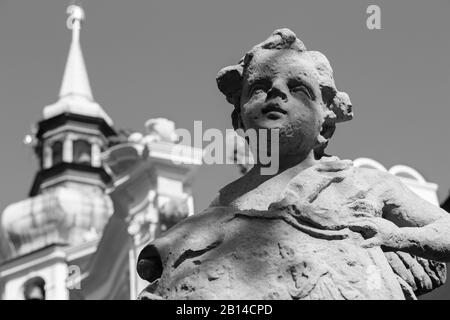 PRAGUE, RÉPUBLIQUE TCHÈQUE - le 14 octobre 2018 : l'ange baroque avant de façade de l'église de Loreto - conçu par Kilian Ignac (1772). Banque D'Images