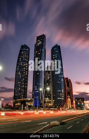 Gratte-ciel modernes à Abu Dhabi la nuit, aux Émirats arabes Unis Banque D'Images