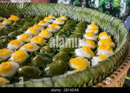 Célèbre dessert thaïlandais Tako Pudding avec garniture de noix de coco sur feuille de banane Banque D'Images