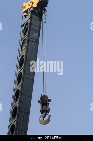 Flèche de grue télescopique hydraulique avec crochet. Banque D'Images