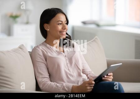 Une femme afro-américaine regarde à distance à l'aide d'une tablette Banque D'Images