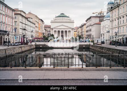 Trieste, Italie - 14 janvier 2015 : Grand Canal de Trieste et Église de Sant'Antonio Taumaturgo ou Sant'Antonio Nuovo dans le nord de l'Italie. Banque D'Images