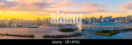 Vue panoramique sur les gratte-ciel de Tokyo avec pont Rainbow et tour de tokyo au-dessus de la baie de Tokyo en journée depuis Odaiba dans la ville de Tokyo Kanto Japon. Panorama Banque D'Images