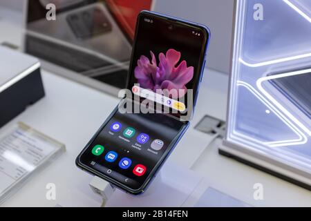 22 Février 2020, Moscou, Russie. Nouveau smartphone pliable avec écran pliable Samsung Galaxy Z Flip sur le comptoir du magasin. Banque D'Images