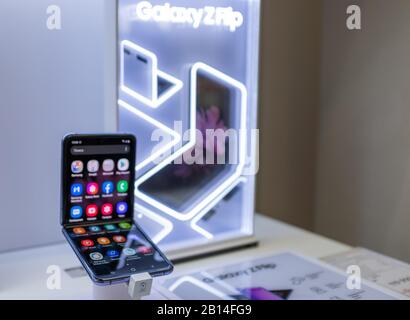 22 Février 2020, Moscou, Russie. Nouveau smartphone pliable avec écran pliable Samsung Galaxy Z Flip sur le comptoir du magasin. Banque D'Images