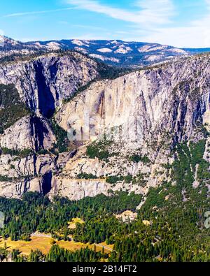 Les chutes sèches de Yosemite et les chutes inférieures de Yosemite en octobre 2019 lorsque toute la neige avait fondu dans les montagnes de la Sierra Nevada. Vue depuis Glacier point In Banque D'Images
