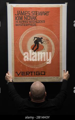 Sous embargo JUSqu'à 0001 LUNDI 24 FÉVRIER, Mark Hochman, consultant sur les affiches de la boutique Prop, regarde un poster US One-Sheet pour le film de 1958 « Vertigo » (estimation de 1 000 £ - 2 000 £), lors d'un aperçu de la prochaine vente aux enchères d'affiches de cinéma du Prop Store. Banque D'Images