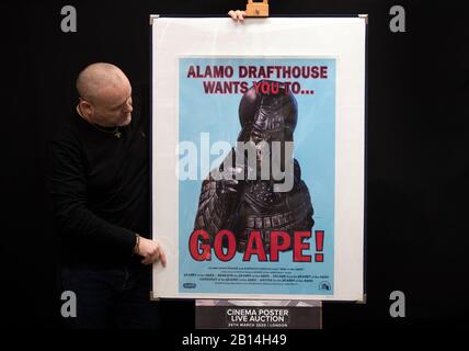 Sous embargo JUSqu'à 0001 LUNDI 24 FÉVRIER Prop Store poster consultant Mark Hochman regarde une affiche Mondo pour Alamo Drafthouse, Qui fait partie d'un ensemble de six affiches pour la planète des Apes films (1968 - 1973) (estimation £500 - 700) lors d'un aperçu de la prochaine vente aux enchères de poster cinéma du Prop Store. Banque D'Images