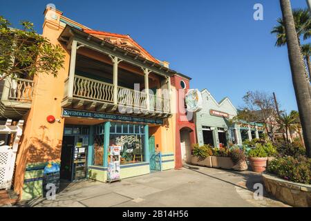 Avila Beach, Californie/États-Unis - 20 février 2020 promenade de la ville d'Avila Beach remplie de restaurants, de boutiques, de patios, de bancs et d'art. Banque D'Images