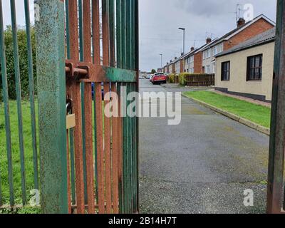 Une barrière d'interface en acier post-cessez-le-feu au parc Margretta à Lurgan, dans le comté d'Armagh, car il est prévu qu'elle soit transformée avec des travaux en raison du début des mois d'été. La structure remonte à 1999 et est l'une des dizaines de structures restantes de mur de paix qui restent dans des communautés séparées en Irlande du Nord. Banque D'Images