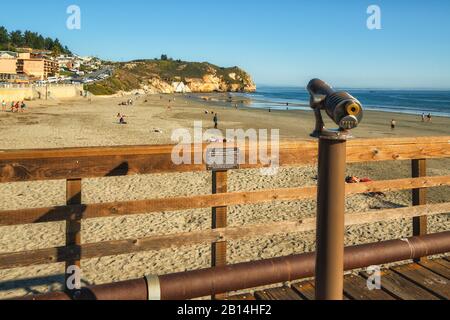 Avila Beach, Californie/États-Unis - 20 février 2020 Grande plage de sable d'Avila Beach City, vue de la jetée. Banque D'Images