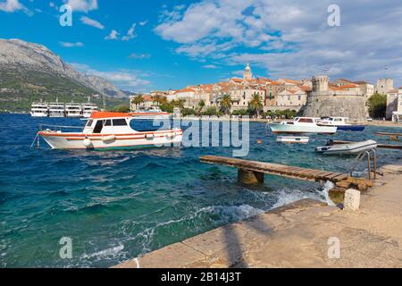 Croatie - la vieille ville de Korcula depuis la promenade. Banque D'Images