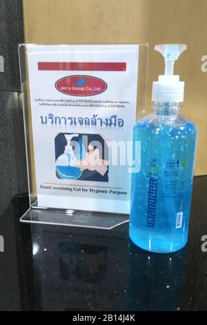 Gel désinfectant pour les mains et avertissement COVID-19, Bangkok, Thaïlande Banque D'Images