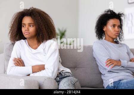 Têtu fille de l'adolescence afro-américaine ignorant la maman fâchée agacée Banque D'Images