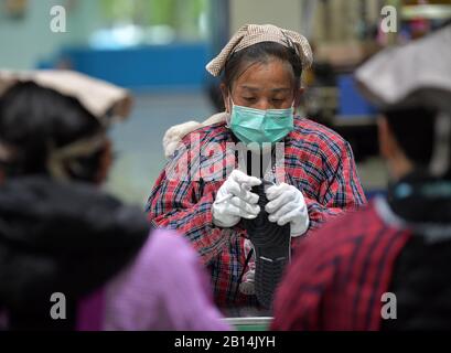 Nanchang, Province Chinoise Du Jiangxi. 22 février 2020. Les travailleurs font des chaussures dans une usine de fabrication de chaussures de la ville de Xiangtang, dans le comté de Nanchang, dans la province du Jiangxi en Chine orientale, le 22 février 2020. De nombreuses entreprises qui comptent sur les exportations ont repris leur production. Crédit: Peng Zhaozhi/Xinhua/Alay Live News Banque D'Images