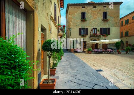 Joli café de rue avec tables et chaises dans la vieille rue pavée, Pienza, Toscane, Italie, Europe Banque D'Images