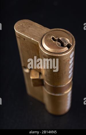 Cadenas en laiton verni. Accessoires de fixation des portes avant dans le ménage. Fond sombre. Banque D'Images