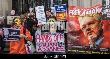 Londres, Royaume-Uni. 22 février 2020. Les manifestants se sont rassemblés dans le centre de Londres pour s'opposer à l'extradition de Julian Assange vers les États-Unis. L'événement organisé par La campagne Ne Pas Extrader Assange a lieu avant un procès à partir de lundi qui pourrait voir le fondateur de Wikileaks faire face à une peine de vie aux États-Unis. Crédit: David Rowe/Alay Live News Banque D'Images