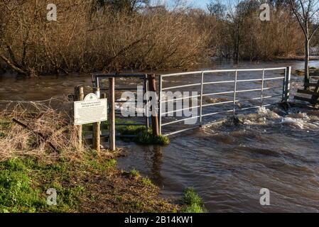 Sentier inondé le long de la rivière Ure à Wensley dans le Yorkshire du Nord Banque D'Images