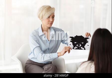 Psychologue Professionnel Test Patient Féminin Montrant L'Image Inkblot Au Bureau Banque D'Images