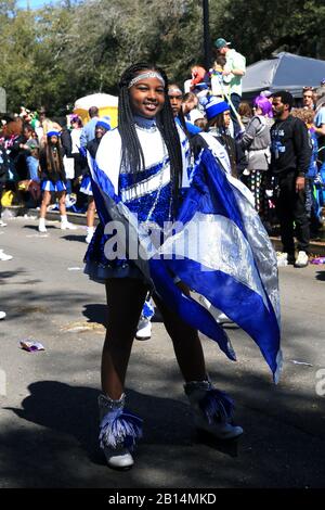 La Nouvelle-Orléans, États-Unis. 22 février 2020. Une danseuse se produit pendant le Krewe of Iris à la Nouvelle-Orléans, Louisiane, aux États-Unis, le 22 février 2020. Le Krewe of Iris est l'une des plus anciennes défilés de carnaval, dans lesquels les flotteurs proposent des groupes, des sports et des divertissements de tout le pays. Crédit: Lan Wei/Xinhua/Alay Live News Banque D'Images