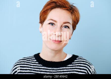 Portrait d'une femme d'âge moyen avec des cheveux courts au gingembre. Banque D'Images