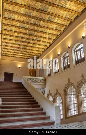 Saragosse, ESPAGNE - 2 MARS 2018 : le hall et les escaliers du palais de la Aljaferia avec le plafond peint. Banque D'Images