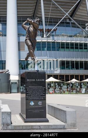 Une statue hommage au grand joueur australien de bowling rapide, Dennis (DK) Lillee monté à l'extérieur du Melbourne Cricket Ground (MCG) en Australie Banque D'Images