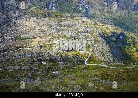 Passerelle Geiranger. C'est ce qu'il ressemble au sommet à la vue loin du célèbre fjord. Banque D'Images