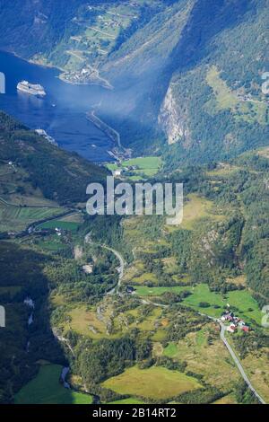 Passerelle Geiranger. C'est ce qu'il ressemble au sommet à la vue loin du célèbre fjord. Banque D'Images