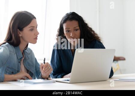 Les femmes entrepreneures de course mixte ciblées ont discuté du projet. Banque D'Images