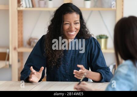 Sourire chercheur d'emploi afro-américain se sentant détendu à l'entrevue. Banque D'Images